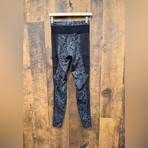 Lululemon Just Breathe Pant
Animal Swirl Deep Coal Light / Black size 6 EUC - Picture 3 of 5